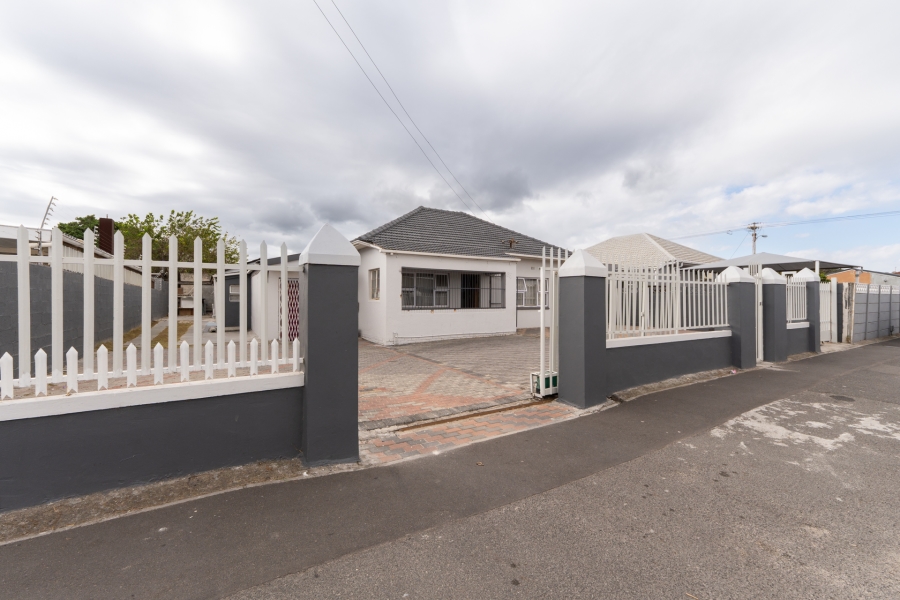 8 Bedroom Property for Sale in Parow Valley Western Cape